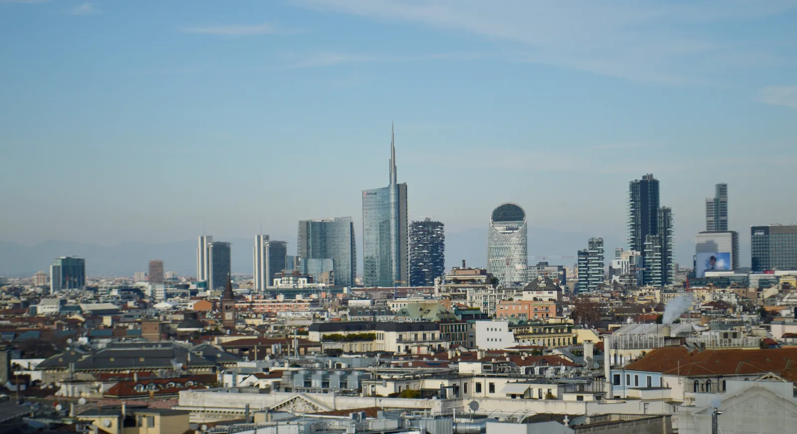 Lo skyline di Milano visto dai tetti del centro, con i grattacieli di Porta Nuova e la torre UniCredit