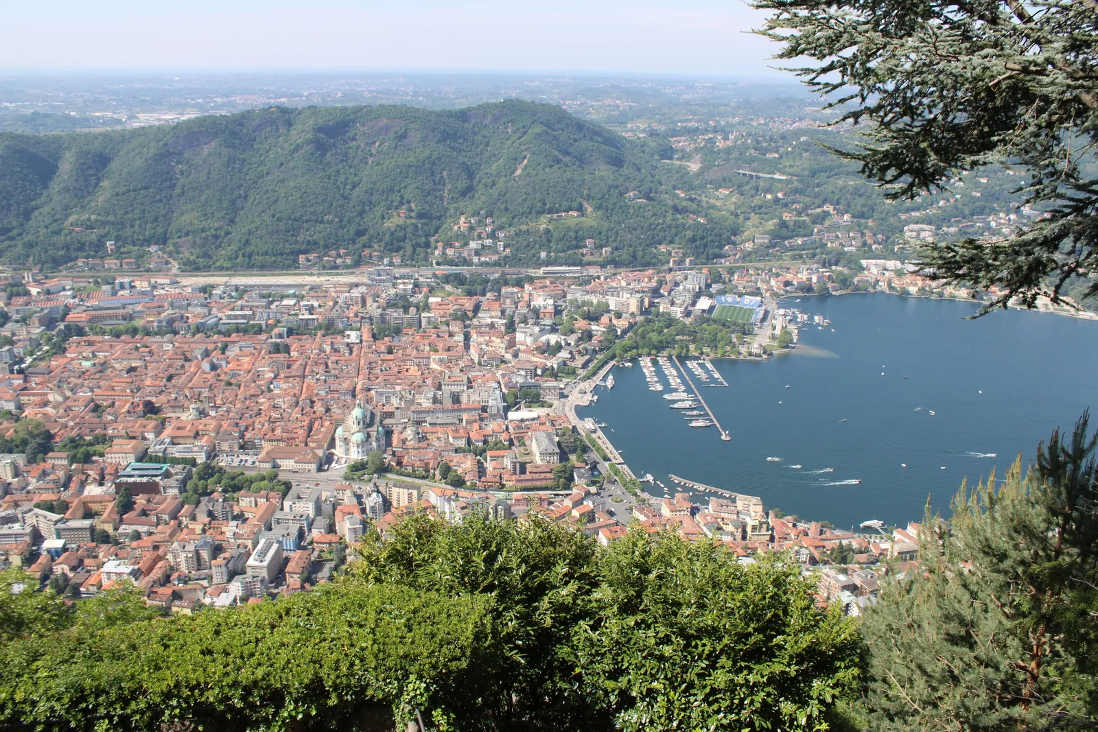 Como vista dall'alto da Brunate, con il centro storico, il porto e il primo bacino del lago