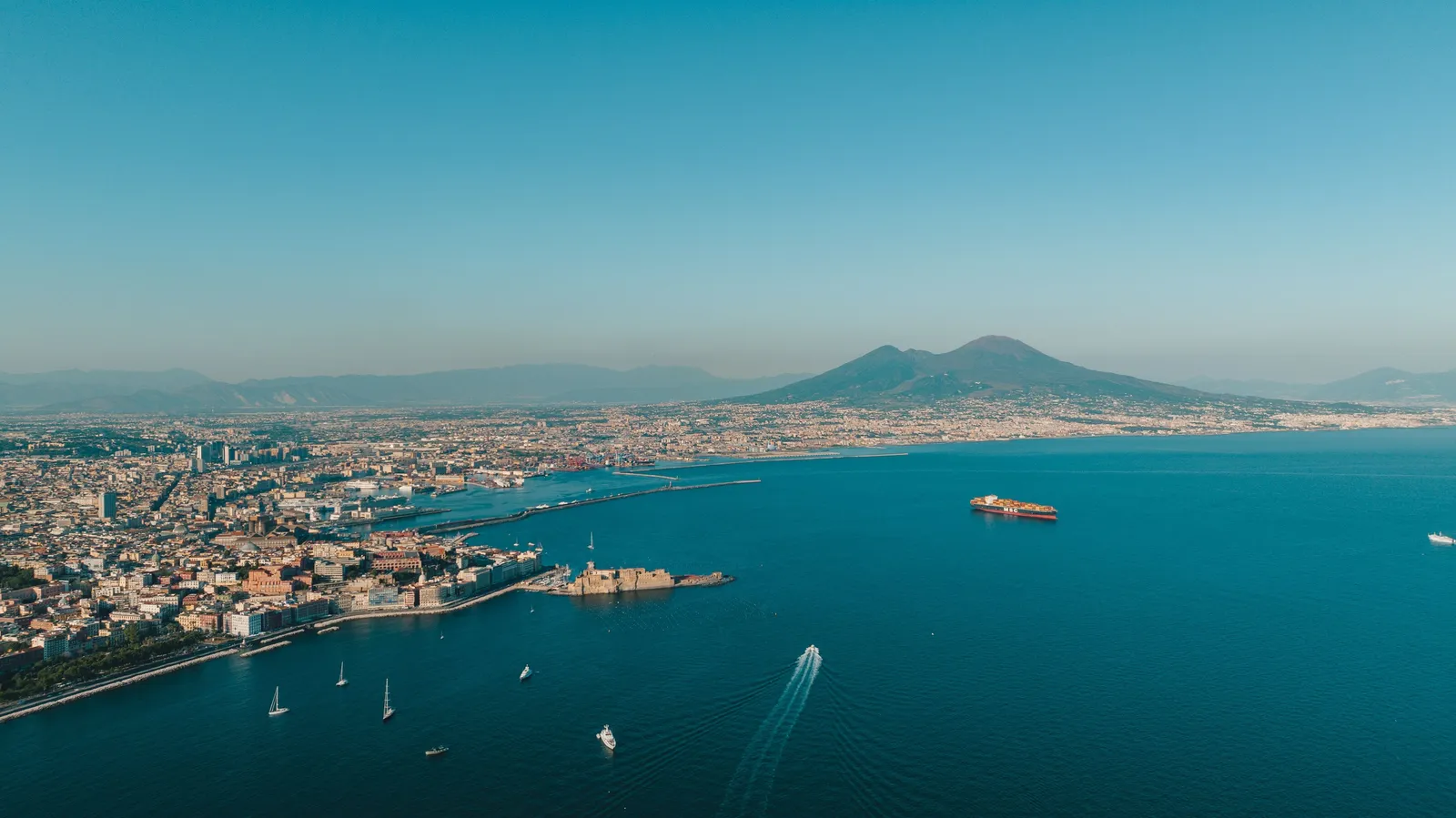 Il golfo di Napoli dall'alto, con il lungomare, Castel dell'Ovo e il Vesuvio sullo sfondo
